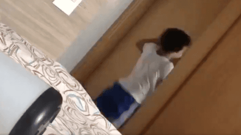 Video viral: su truco de magia se arruinó por una puerta diabólica
