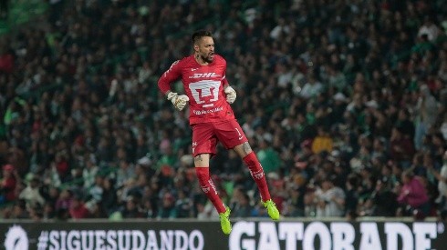 Alfredo Saldívar en el partido ante Santos Laguna en el Clausura 2020