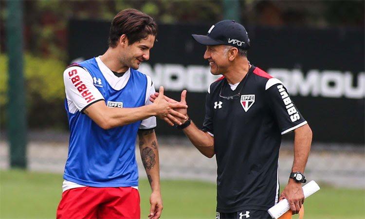 Osorio endereça possível retorno ao Brasil e se rende ao futebol de Pato
