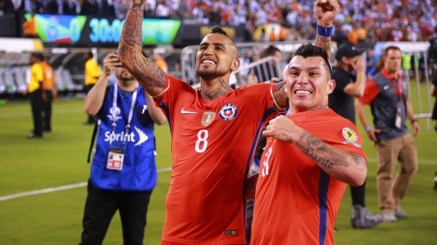 Foto de los dos futbolistas en la Selección de Chile.