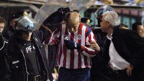 Benítez y su acción vergonzosa para con el hombre de Chivas (Foto: Internet)