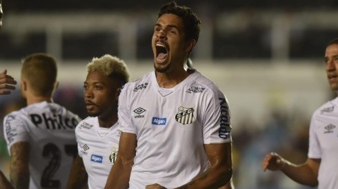 Lucas Veríssimo comemorando gol pelo Santos