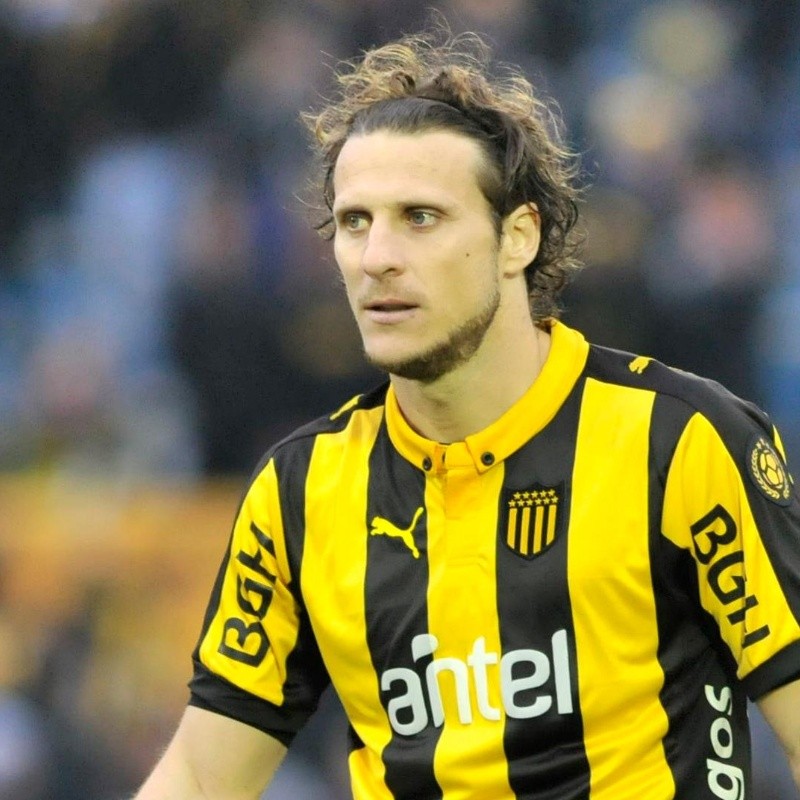 Forlán revela que hubo acercamientos de Santos Laguna para ficharlo