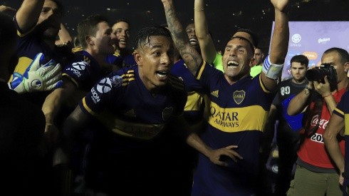 Foto de los jugadores de Boca celebrando el título.