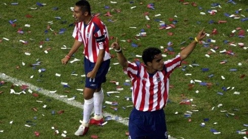 Morales junto a Omar Bravo celebrando la victoria