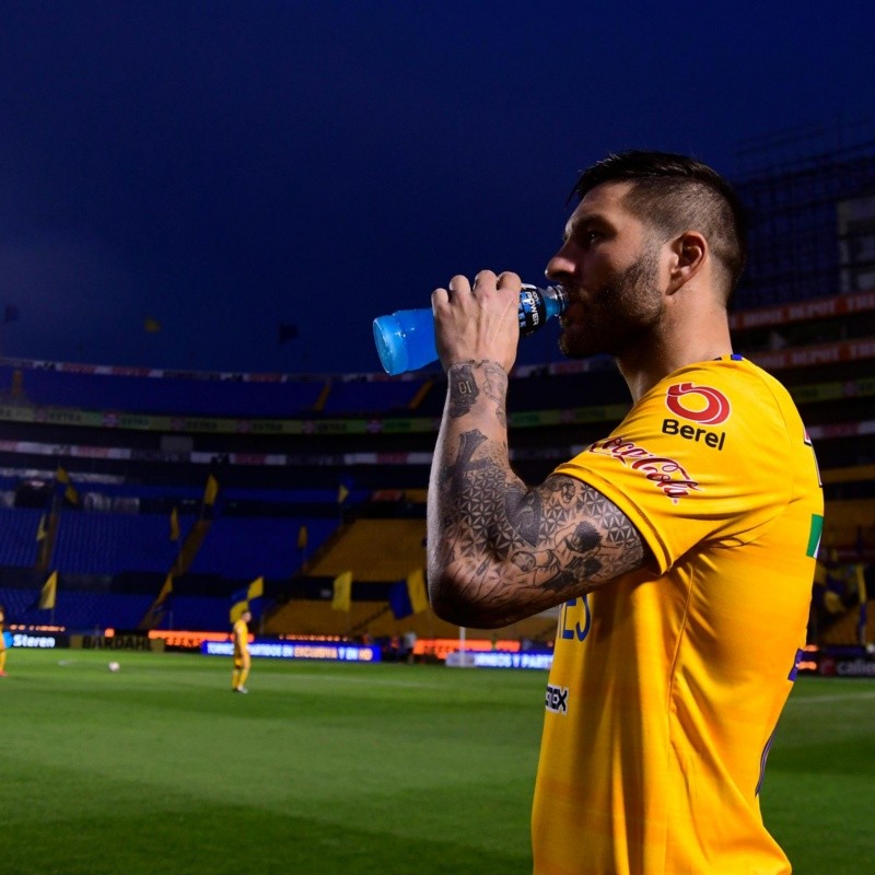 Gignac presumió un carro de lujo en las pruebas de COVID-19