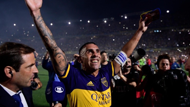 Con un barbijo épico, Tevez fue a Tandil para jugar al golf, pero no le dejaron pasar