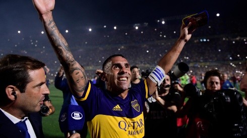 Con un barbijo épico, Tevez fue a Tandil para jugar al golf, pero no le dejaron pasar