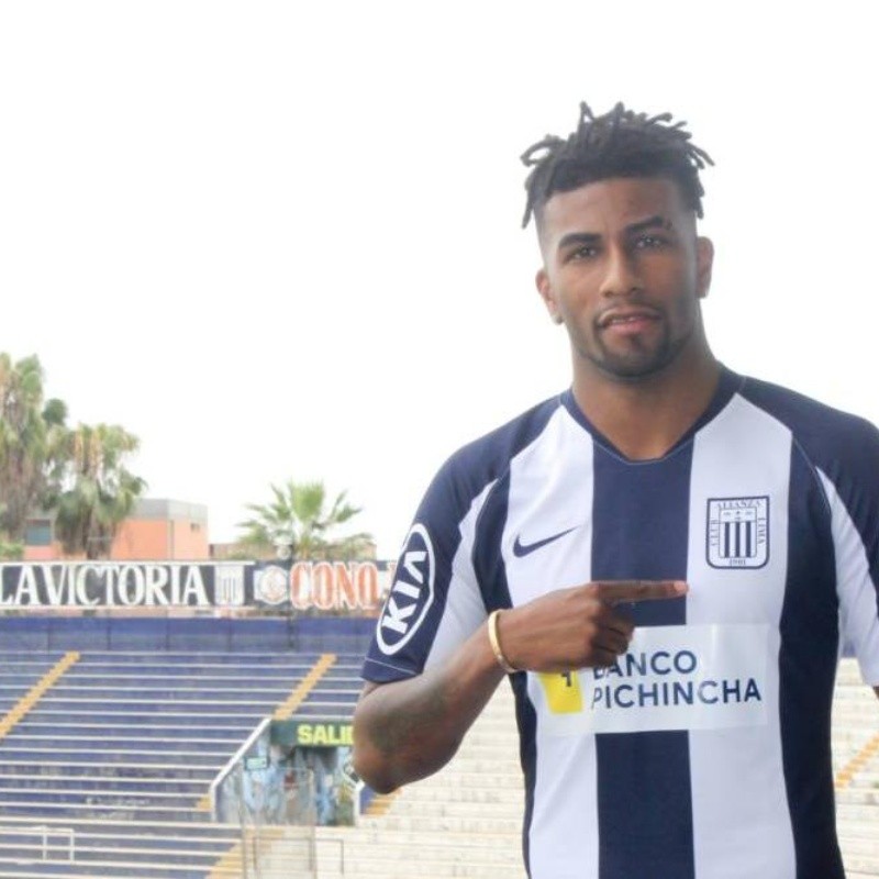 "Carlos Ascues no entrenaría con el primer equipo de Alianza Lima"