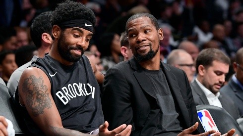 Kyrie Irving junto a Kevin Durant en un juego de Brooklyn Nets.