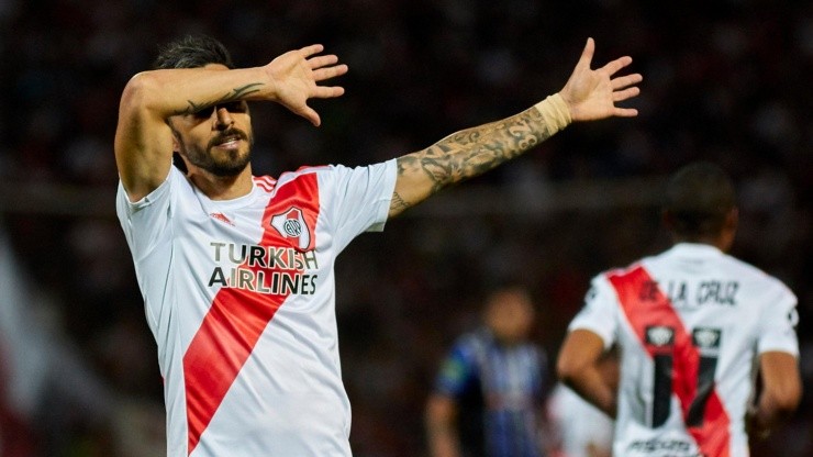 Foto de Ignacio Scocco celebrando un gol con la camiseta de River.