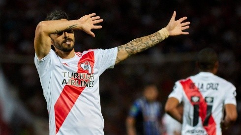 Foto de Ignacio Scocco celebrando un gol con la camiseta de River.