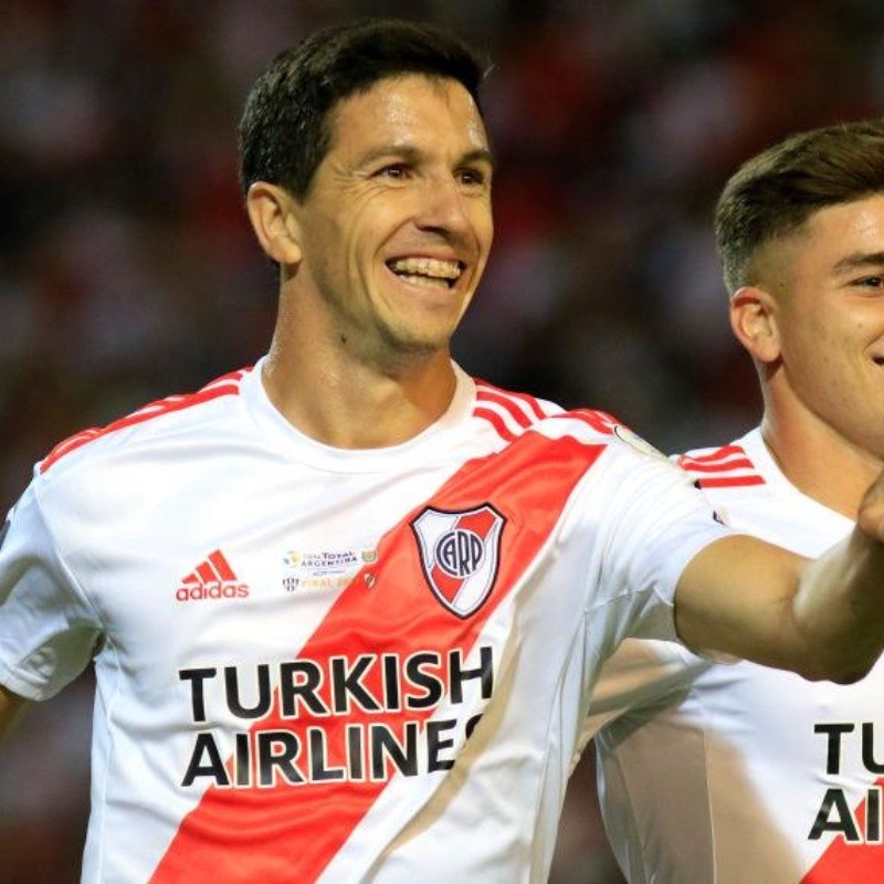 Nacho Fernández subió una foto con la camiseta de River y puso: "Extrañando"