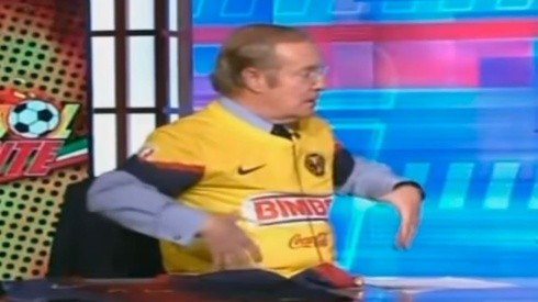 José Ramón Fernández tuvo que vestir la playera del América como pago de una apuesta. Foto: Captura de pantalla