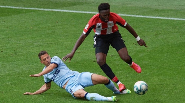 Santiago Arias contra Iñaki Williams en el Athletic vs. Atlético // Getty Images.