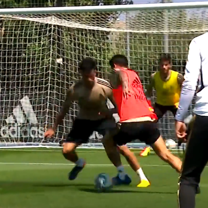 Rendirse jamás: exhibición de James en el primer entrenamiento de la semana