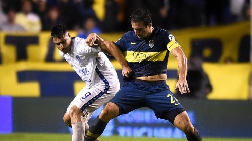 Carlos Izquierdoz en un encuentro con Boca Juniors