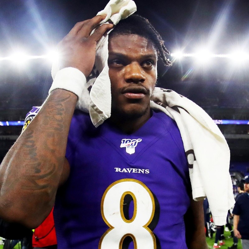 Lamar Jackson casi sufre maldición de Madden entrenando en la playa