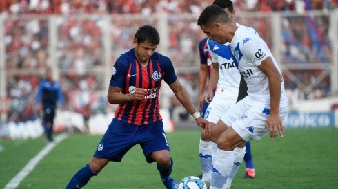 Ricardo Centurión en un partido de Vélez.