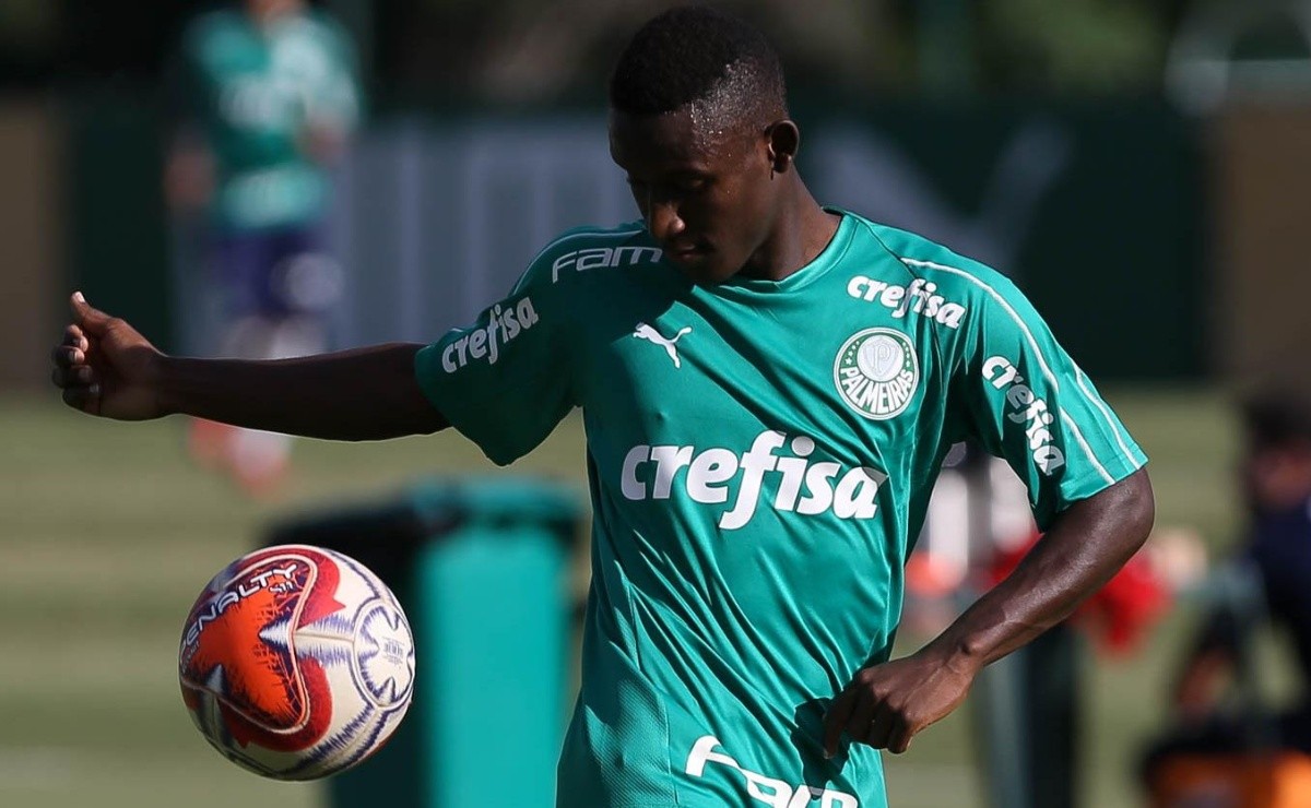 Botafogo negocia com Iván Angulo, jogador do Palmeiras emprestado