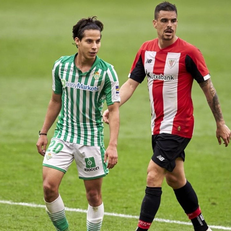 Betis era superado y el DT responsabilizó a los dos mexicanos