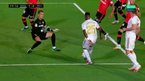 Se puso nervioso: exquisita definición de Vinicius Junior para el 1-0