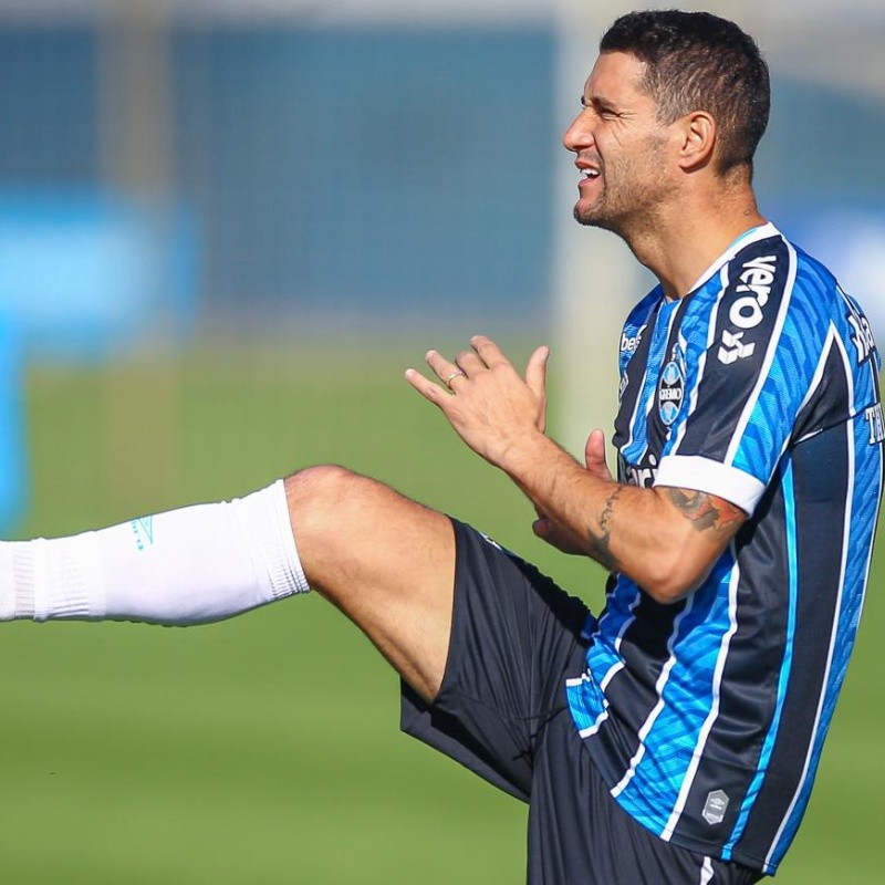 Thiago Neves rebate críticas feitas após recusar redução salarial no Grêmio