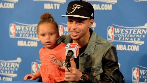 Stephen Curry con su hija Riley (Getty)