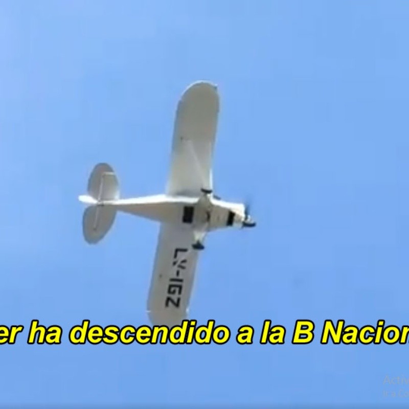 Video: pagó una avioneta para que pase el audio del descenso de River