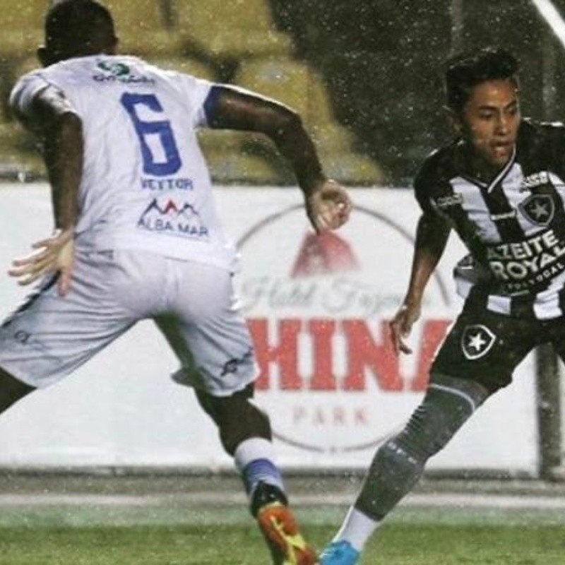 Alexander Lecaros dio asistencia de gol en el triunfo del Botafogo