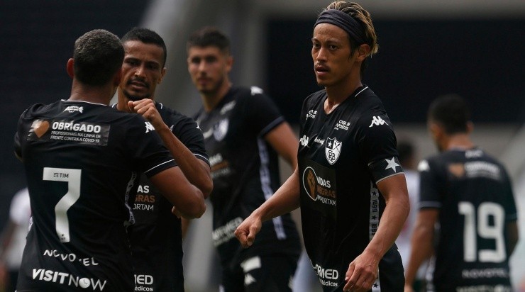 Honda atuou mais recuado no meio de campo e Botafogo pôde ter saída de bola com mais qualidade (Vitor Silva/Botafogo)