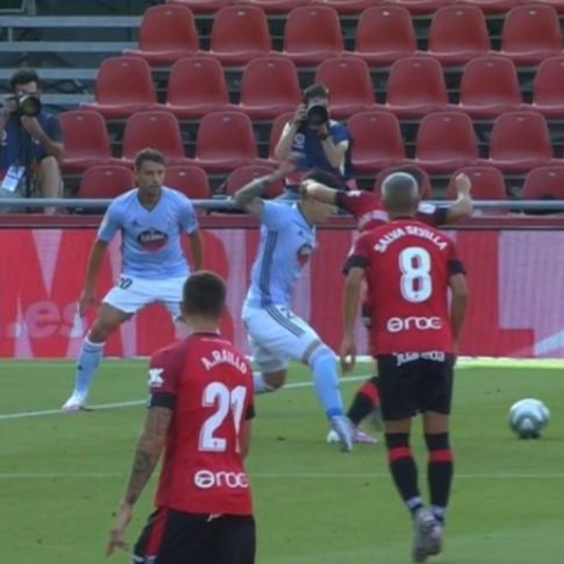 Twitter explota con el penal que revisó el árbitro por 5' en Mallorca-Celta