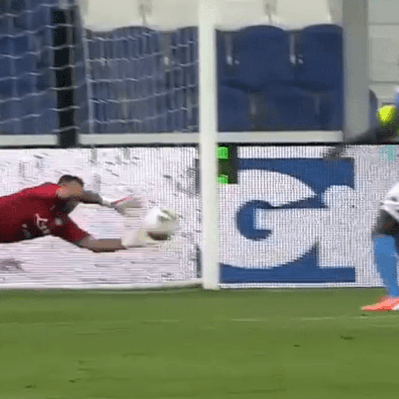 Antes de irse lesionado, David Ospina le sacó un golazo al Papu Gómez