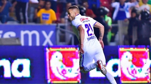 Jonathan Rodríguez en el duelo ante Morelia del Clausura 2020