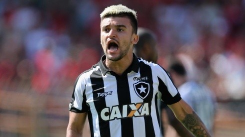 Botafogo encaminha retorno de Victor Luis