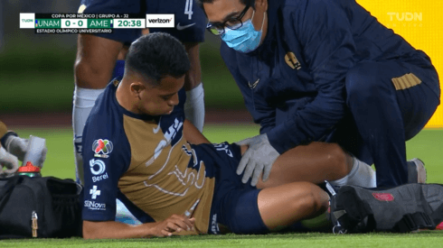 Alarma en Pumas: Saucedo se retira lesionado en 20 minutos