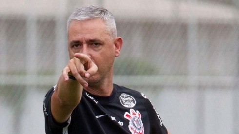 Tiago Nunes decreta saída de atacante do Corinthians