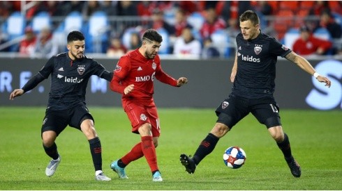 Alejandro Pozuelo of Toronto FC battles for the ball with Júnior Moreno and Frédéric Brillant of DC United. (Getty)
