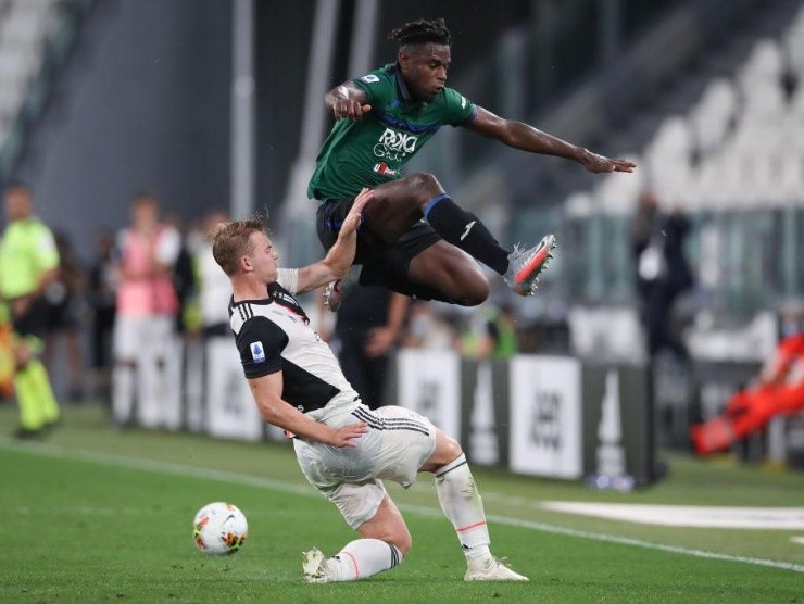 Duvan Zapata vs.Matthijs de Ligt en el duelo entre Juventus y Atalanta. // Getty Images.