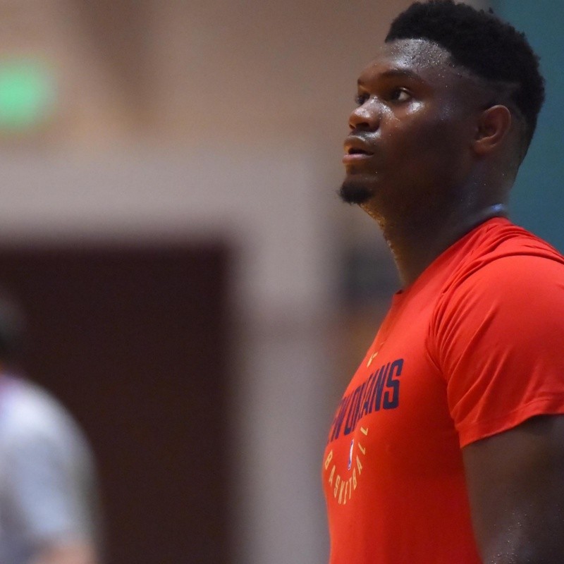 VIDEO: Zion Williamson domina a todos en el entrenamiento