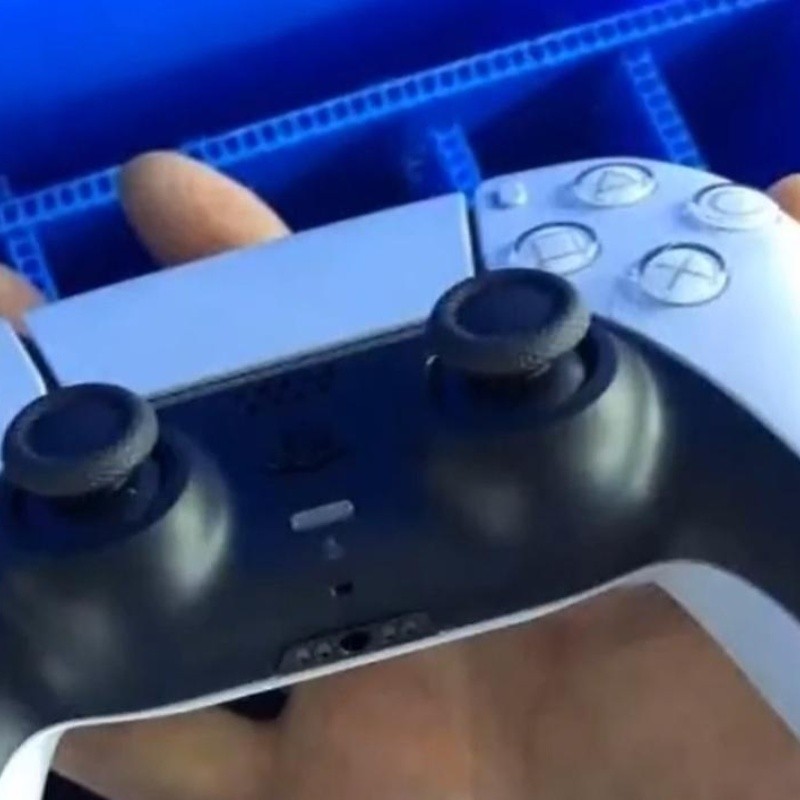 Filtran la primera imagen del mando DualSense de PS5 en tamaño real