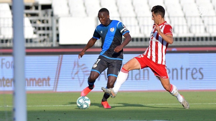 Luis Advíncula es el lateral derecho del Rayo Vallecano.