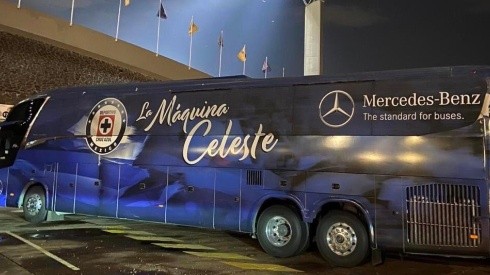 Autobús con que llegó el equipo a Ciudad UNiversitaria para el partido ante Tigres