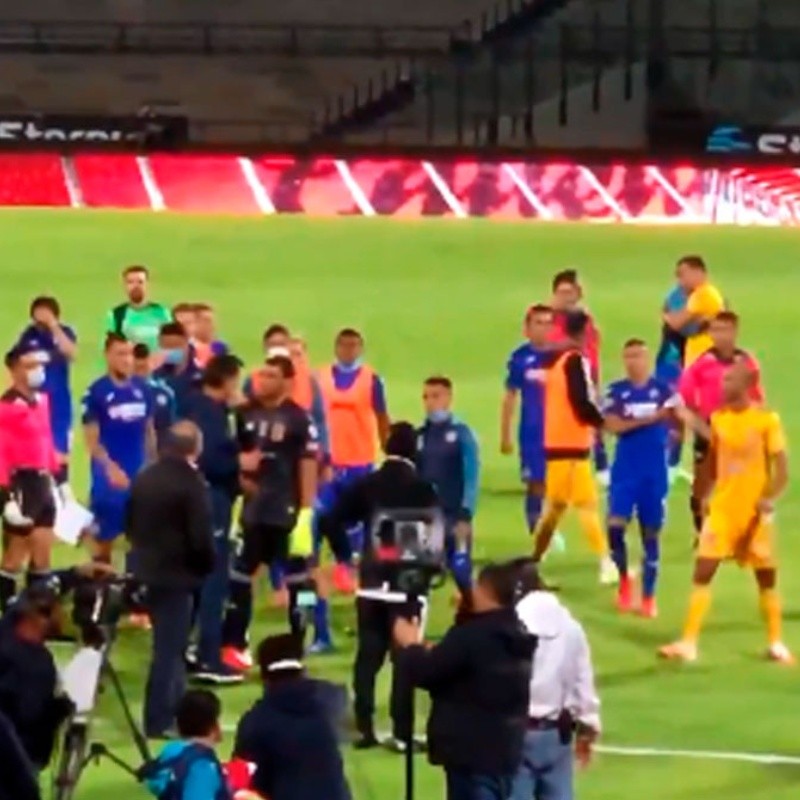 El momento exacto que originó la pelea entre Cruz Azul y Tigres en la Semifinal