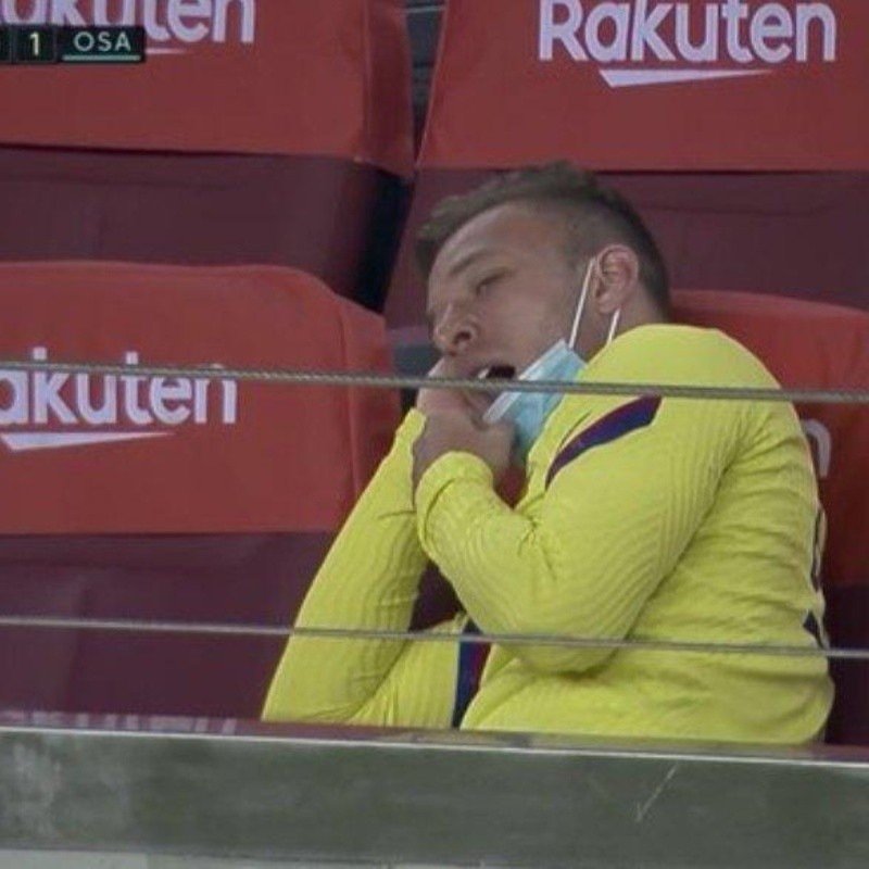 Video: captaron a Arthur a punto de dormirse en medio del partido del Barcelona