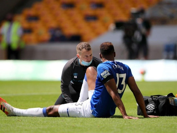 Yerry Mina, lesionado en el partido entre Everton y Wolverhampton. // Getty Image.