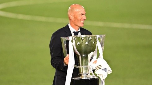 Zinedine Zidane con el trofeo de La Liga de España.