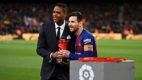 Patrick Kluivert junto a Lionel Messi.
