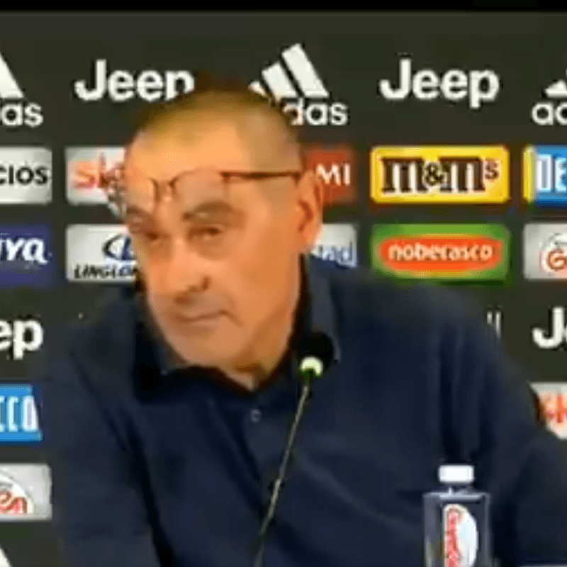 Le hablaron de Juventus como campeón y Sarri se tocó "ahí abajo"