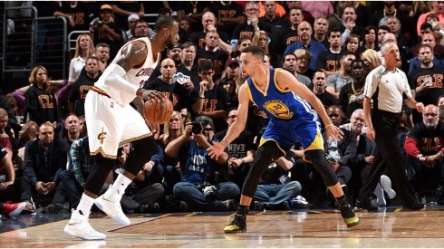 Stephen Curry guarding LeBron James in the 2016 NBA Finals. (Getty)